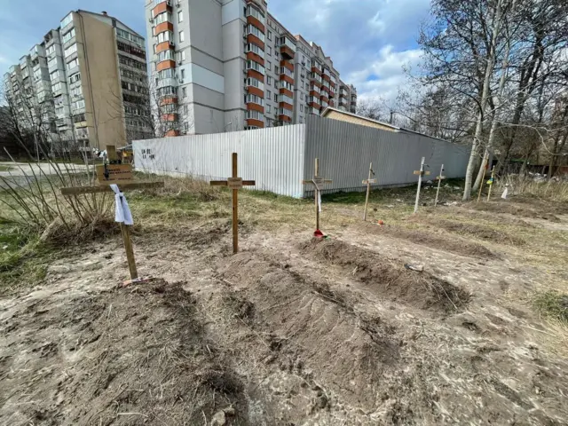 Могили в одному з бучанських дворів, де місцеві мешканці ховали тіла вбитих сусідів
 960