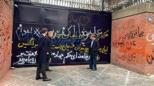 سفرای سه کشور اروپایی آلمان، فرانسه و بریتانیا در تهران روز دوشنبه تصویر مشترکی از خود با عنوان «همبستگی اروپایی» منتشر کردند
