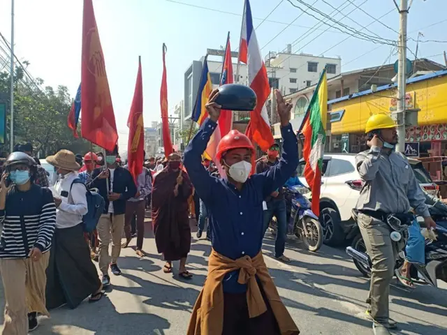 ၂၀၂၁ ခုနှစ် စစ်အာဏာသိမ်းမှုကိုဆန့်ကျင်ကြောင်း အလုပ်သမားသမဂ္ဂတွေကဦးစီးပြီး အလုပ်သမားတွေဆန္ဒပြခဲ့တဲ့မြင်ကွင်း 