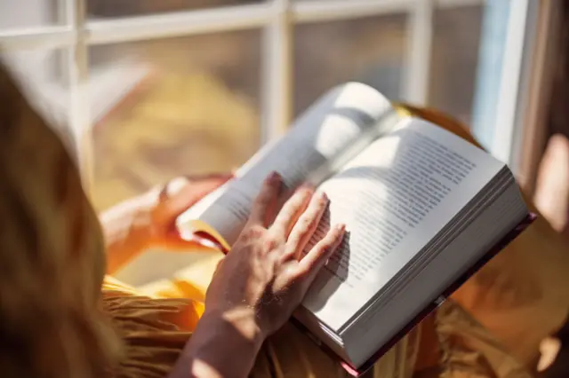 Una persona con un libro