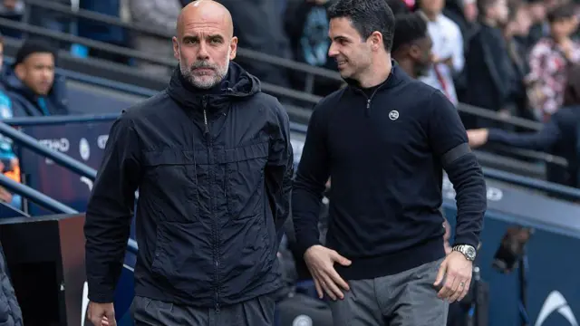 ميكال أرتيتا (يمين) يتحدث إلى بيب غوادريولا في اللقاء الذي جمع فريقيهما في الدوري الإنجليزي.