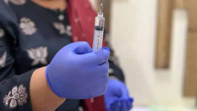 ఇంజెక్షన్ వేస్తున్న మహిళ