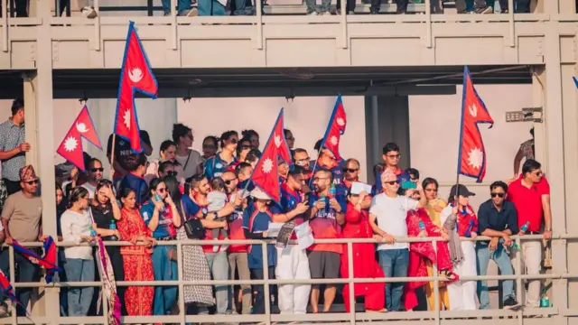 नेपाल र जापानबीचको विश्वकप छनोट खेल हेर्न उपस्थित नेपाली टोलीका समर्थकहरू