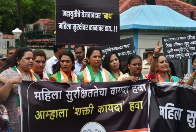 महिलांची निदर्शनं