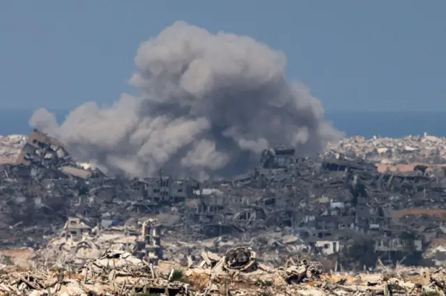 Una nube de humo cubre los escombros de la Ciudad de Gaza