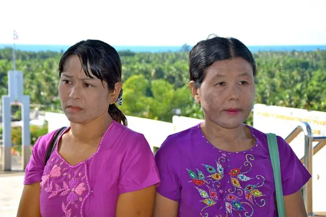 ကိုဝင်းဇော်ထွန်း အမေ ဒေါ် မြင့်သိန်း (ဘယ်) နဲ့ ကိုဇော်လင်းထွန်း အမေ ဒေါ် ဖြူရွှေနု (ညာ) 


