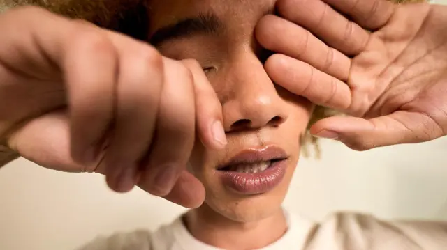 شخص يستفيق من النوم