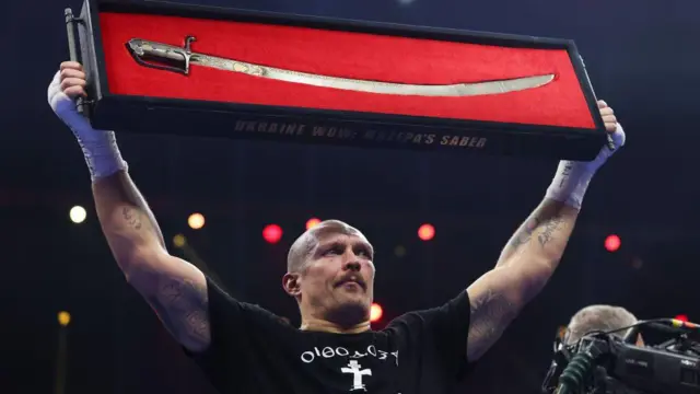 Після тріумфу над Тайсоном Ф'юрі Усик підняв на ринзі так звану "шаблю Мазепи". Цей жест є надзвичайно символічним. Постать гетьмана Мазепи вже понад триста років негативно сприймають у Москві