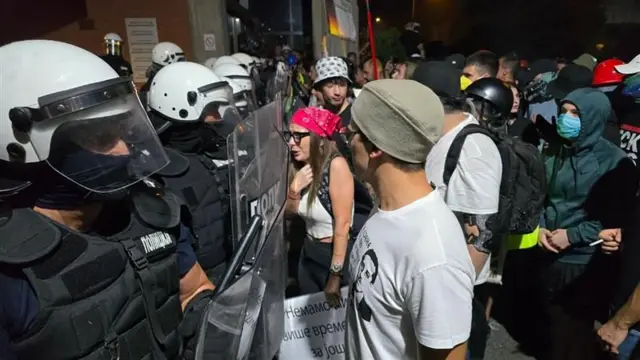 Okupljeni demonstranti i policija