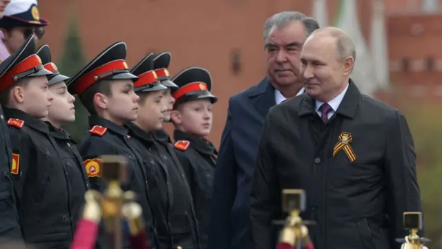 Москвадагы 2021-жылы өткөн аскердик парадга катышкан жалгыз чет элдик лидер Эмомали Рахмон болду