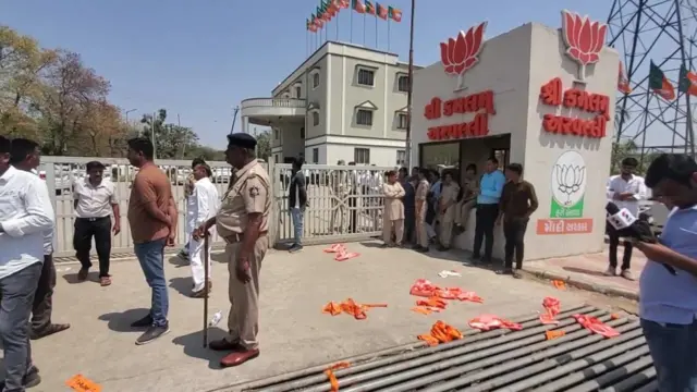 ગુરૂવારે ભાજપના કાર્યકર્તાઓ એ પક્ષનો ખેસ ફેંકી દીધો હતો