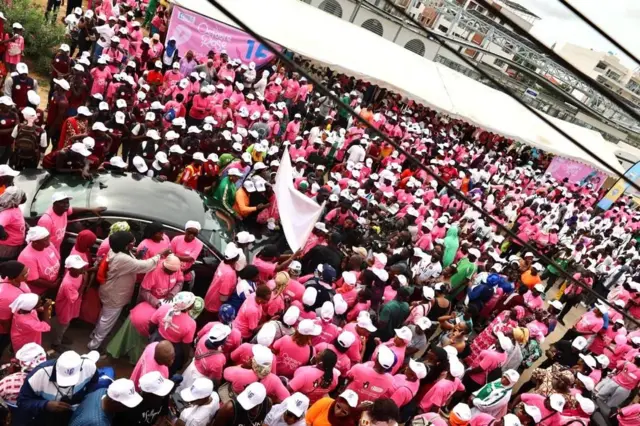 Une foule de participants à la randonnée pédestre sensibilisée sur le diagnostic précoce pour vaincre le cancer