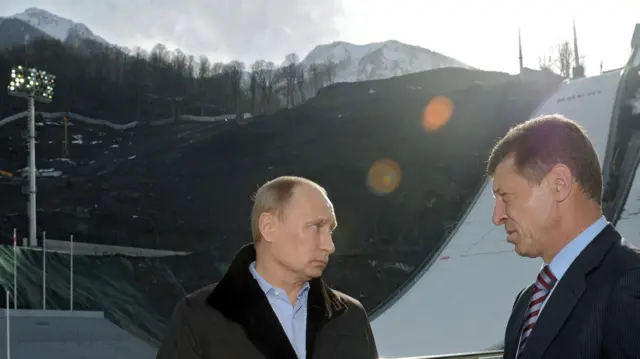 Сүрөттө: Путин менен Козак 2013-жылы Сочидеги Олимпиада объектисинде