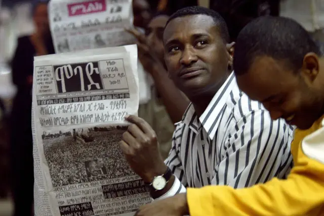 ጋዜጣ የሚያነብ ሰው