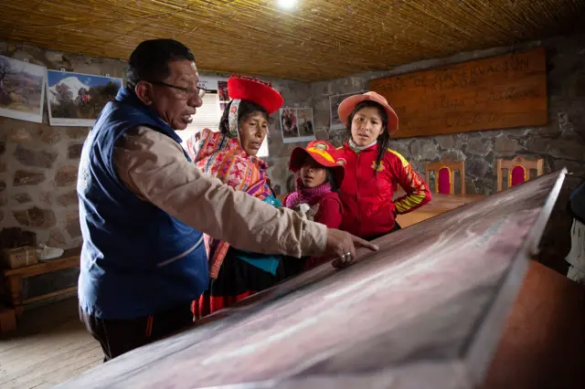 Constantino Aucca junto a líderes indígenas.