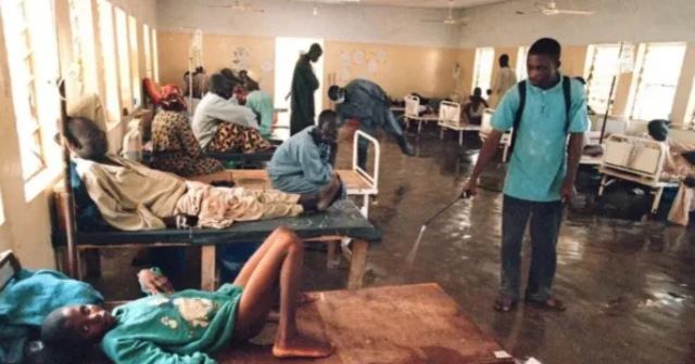 Wasu mutane kwance a gadon asibiti