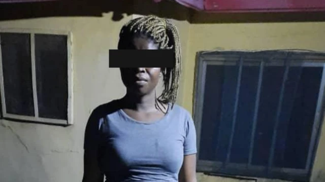 Nwaanyị a na-enyo maka isi n'ụlọelu kwapụ nwaodibo ya