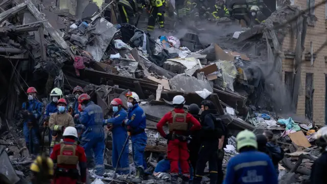 Рятувальники шукають людей під завалами багатоквартирного будинку, зруйнованого внаслідок ракетного удару Росії в Києві