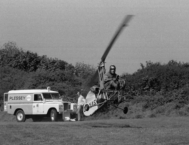 20 de mayo de 1975: El comandante de ala Wallis aterriza su autogiro Wallis durante la búsqueda policial del desaparecido Lord Lucan.