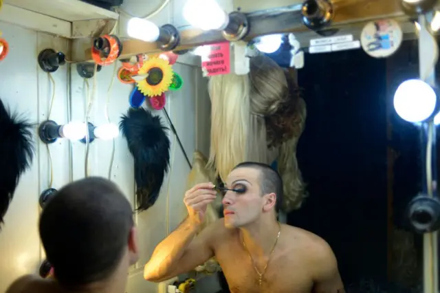 یک درگ کویین در حال آرایش برای اجرا در روسیه