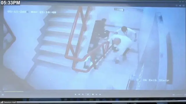 Senator Ronald 'Bato' dela Rosa menaiki tangga darurat di gedung Senat Filipina untuk menghindari pengejaran aparat, pada Senin (11/05). 