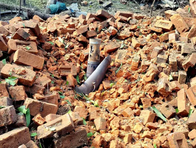 အောက်တိုဘာလ ၃၁ ရက်တုန်းက ပုဏ္ဏားကျွန်းမြို့နယ်ထဲကို စစ်တပ်ဗုံးကြဲမှုအပြီး မြင်ရတဲ့ အခြေအနေလို့ ရခိုင်ပြည်နယ်အခြေစိုက် အာရက္ခမင်းသမီး မီဒီယာက သတင်းဖော်ပြပါတယ်