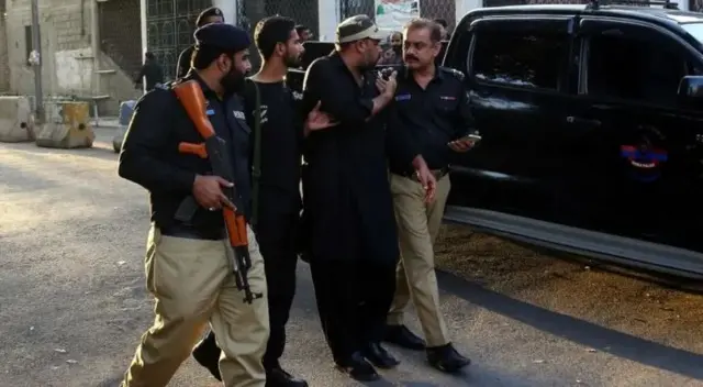 30 જાન્યુઆરીએ કરાચી હાઈકોર્ટની બહાર એકત્ર થયેલા પીટીઆઈ સમર્થકની ધરપકડ કરતી પોલીસ