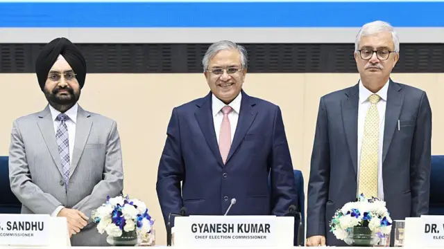 चुनाव आयोग के आंकड़े बताते हैं कि जिन जगहों पर एसआईआर के तहत ज़्यादा वोटरों के नाम हटाए गए, वहाँ वोटिंग ज़्यादा हुई है (फ़ाइल फ़ोटो)