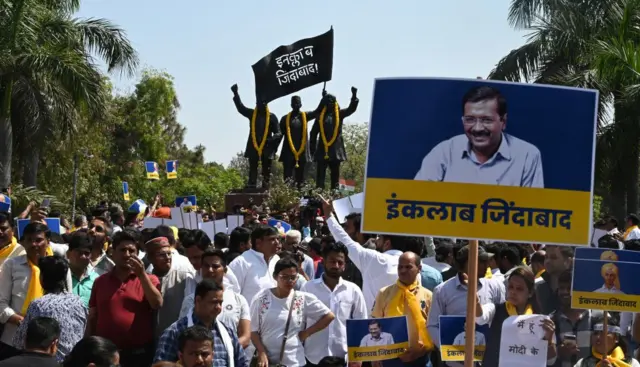 মুখ্যমন্ত্রীর গ্রেফতারির বিরুদ্ধে প্রতিবাদ জানাচ্ছেন আম আদমি পার্টির নেতা-কর্মীরা