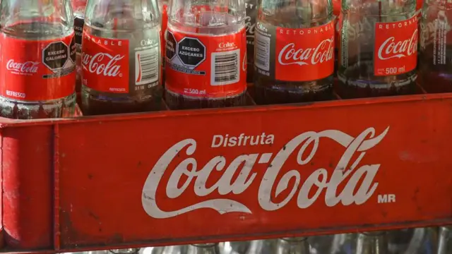 Garrafas de Coca-Cola vazias em caixote em San Juan Chamula, no México