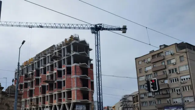 Zgrada u izgradnji sa kranom