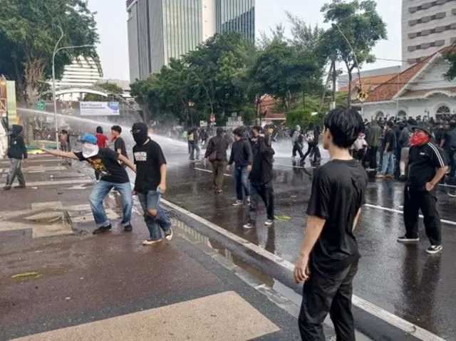 Mahasiswa berdemonstasi di depan Gedung Negara Grahadi, Kota Surabaya, menolak UU TNI pada Senin (24/03).