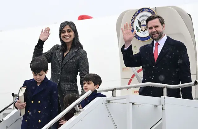 বিমান থেকে নামার সময় হাত তুলে সম্ভাশন জানাচ্ছে জেডি ভান্স ও তার স্ত্রী। তাদের সঙ্গে তিন সন্তান
