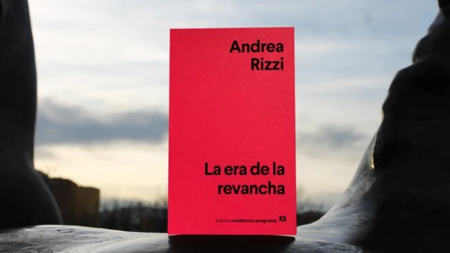 Portada del libro "La era de la revancha" con letras negras sobre rojo.