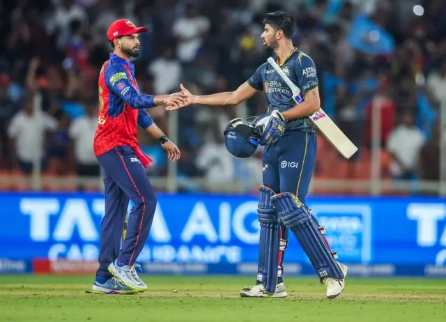 குஜராத் ஹாட்ரிக் வெற்றிகளைப் பதிவு செய்ய, தொடர்ந்து இரண்டாவது தோல்வியை சந்தித்திருக்கிறது பஞ்சாப் கிங்ஸ்
