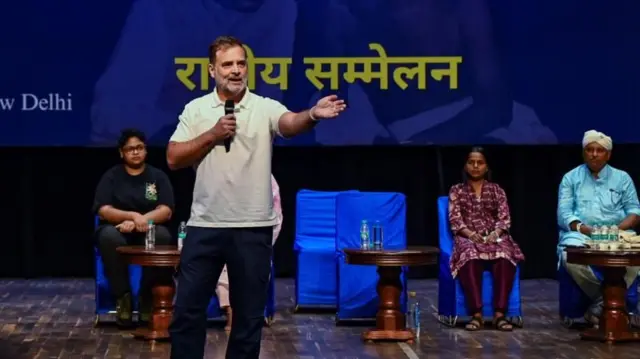 रचनात्मक काँग्रेसच्या अधिवेशनादरम्यान लोकसभेतील विरोधी पक्षनेते राहुल गांधी यांनी पंतप्रधान नरेंद्र मोदींच्या परराष्ट्र धोरणावर सडकून टीका केली.
