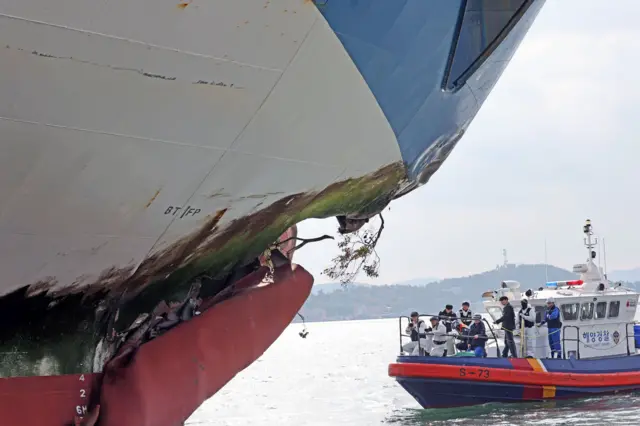 20일 목포해경이 전남 신안 해상에서 퀸제누비아2호 여객선 좌초 사고와 관련해 선체합동감식을 진행하고 있다
