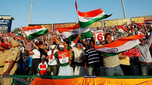 भारत-पाकिस्तान क्रिकेट मैच में खेल प्रशंसक.