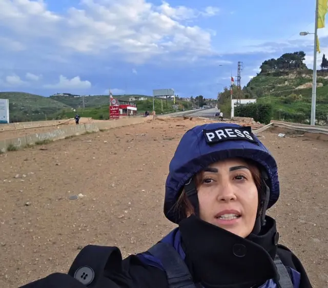 الصحفية اللبنانية آمال خليل خلال تغطية ميدانية في جنوب لبنان، حيث ارتبط اسمها بمتابعة التطورات على الخطوط الأمامية.