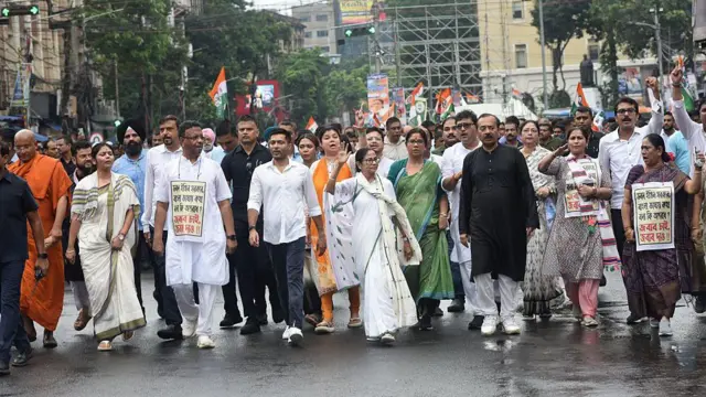 এক সময় মমতা ব্যানার্জী ও অভিষেক ব্যানার্জীর সঙ্গে সামনের সারিতে দেখা যেত এখনকার বহু 'বিদ্রোহী'-দের