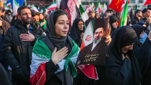 تهران، ایران – ۹ مارس ۲۰۲۶:
یکی از شرکت‌کنندگان در تجمعی در میدان انقلاب در مرکز تهران، تصویری از رهبر جدید جمهوری اسلامی ایران، مجتبی خامنه‌ای را در دست دارد.