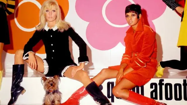 Mary Quant tasarımlarını sunan kadın modeller 