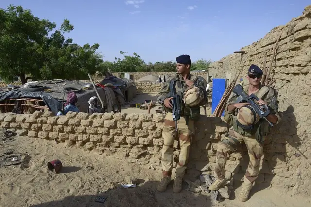 Un soldat français monte la garde dans le cadre de l'opération Hydra, le 1er novembre 2013, dans le village de Temera, près du fleuve Niger, entre Tombouctou et Gao, dans le nord du Mali.