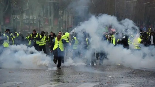 Полиция применила слезоточивый газ