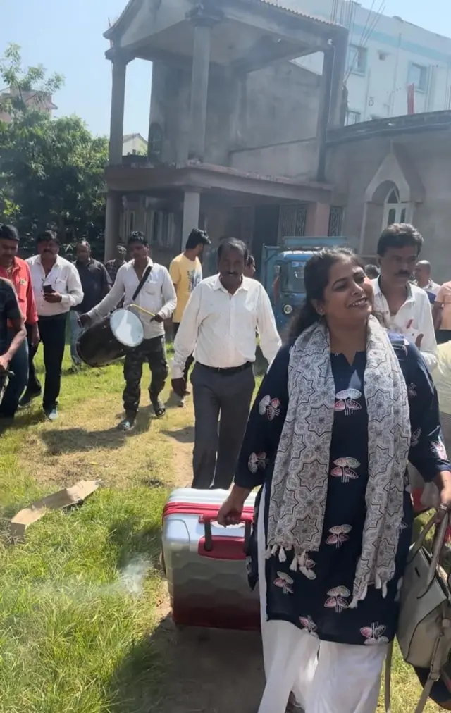 बैंड बाजे के साथ ससुराल से लौटतीं साक्षी गुप्ता