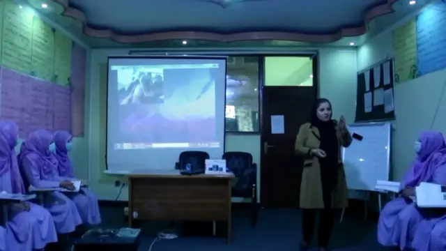 په نورستان کې ۶۰ قابلې نژدې اتيا زره مېرمنو ته روغتیایي خدمات کوي، یعنې په زرو مېرمنو یوه قابله ورسېدلې ده.