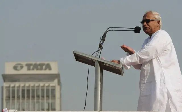 সিঙ্গুরে  টাটা গোষ্ঠীর গাড়ি কারখানা গড়ার প্রচেষ্টা করেছিলেন বুদ্ধদেব ভট্টাচার্য। তখন থেকেই প্রবল বিরোধীতা শুরু হয়।