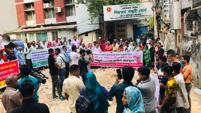 মজুরী নির্ধারণের বৈঠক চলার সময় নিম্নতম মজুরী বোর্ডের বাইরে বিক্ষোভ করেন শ্রমিকরা