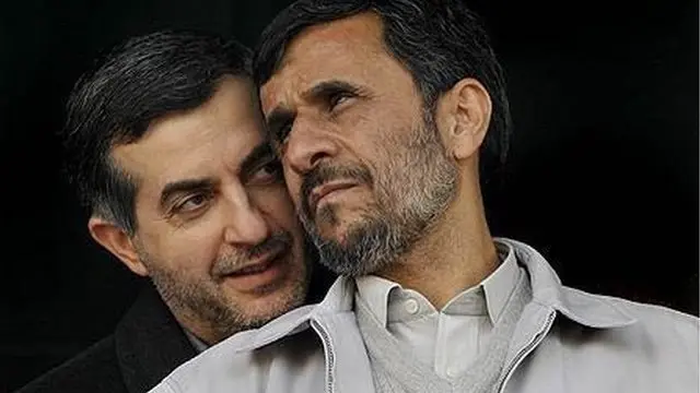 محمود احمدی‌نژاد و اسفندیار رحیم مشایی (چپ)