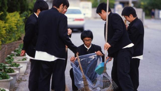 초등학교부터 고등학교까지 12년 동안 학생들에게 청소 시간은 일상의 일환이다